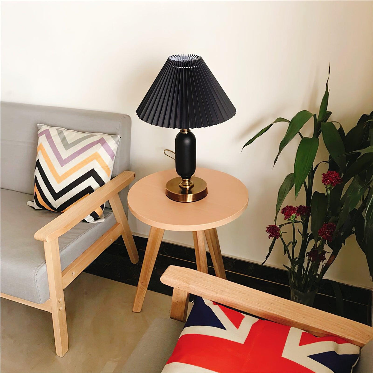 Classic Antique Table Lamp with Adjustable Brightness