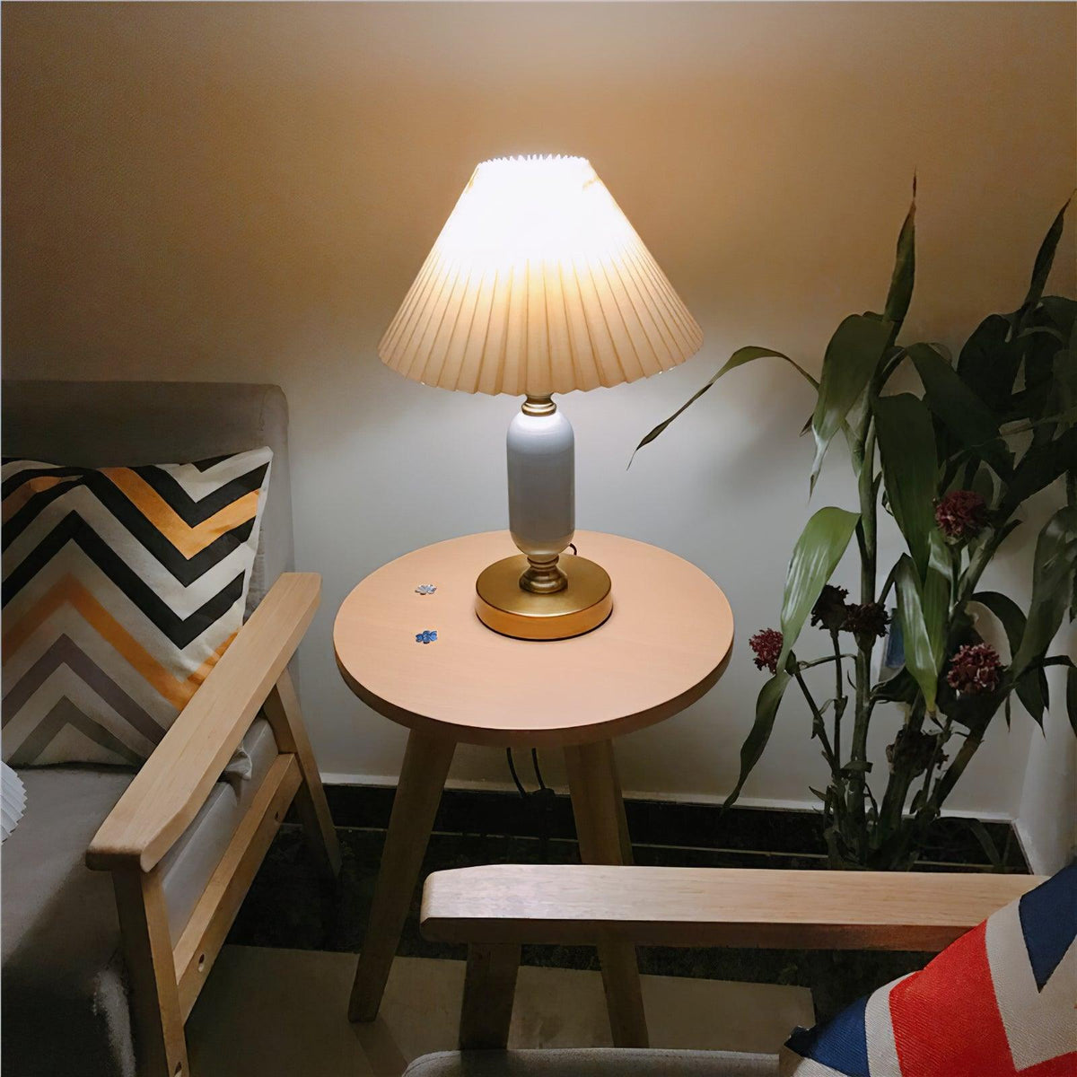 Classic Antique Table Lamp with Adjustable Brightness