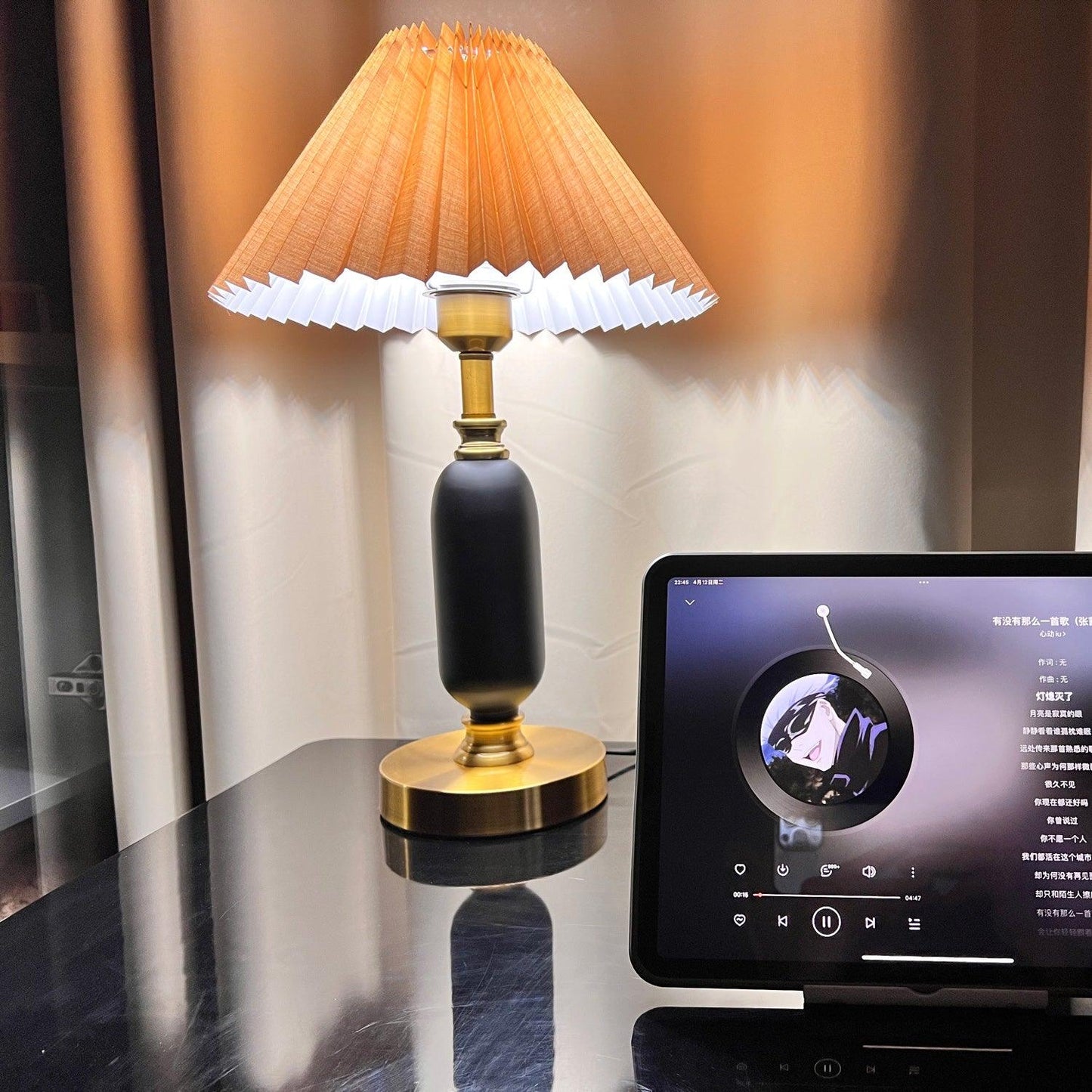 Classic Antique Table Lamp with Adjustable Brightness