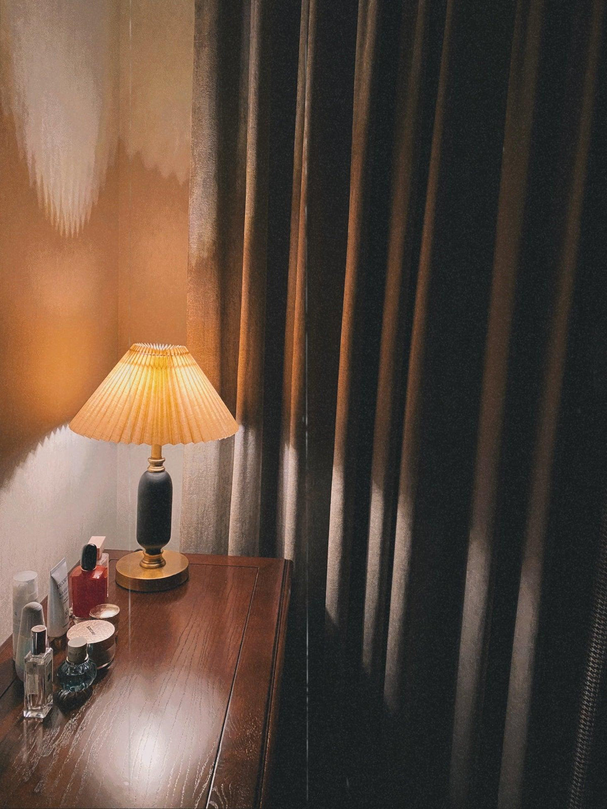 Classic Antique Table Lamp with Adjustable Brightness