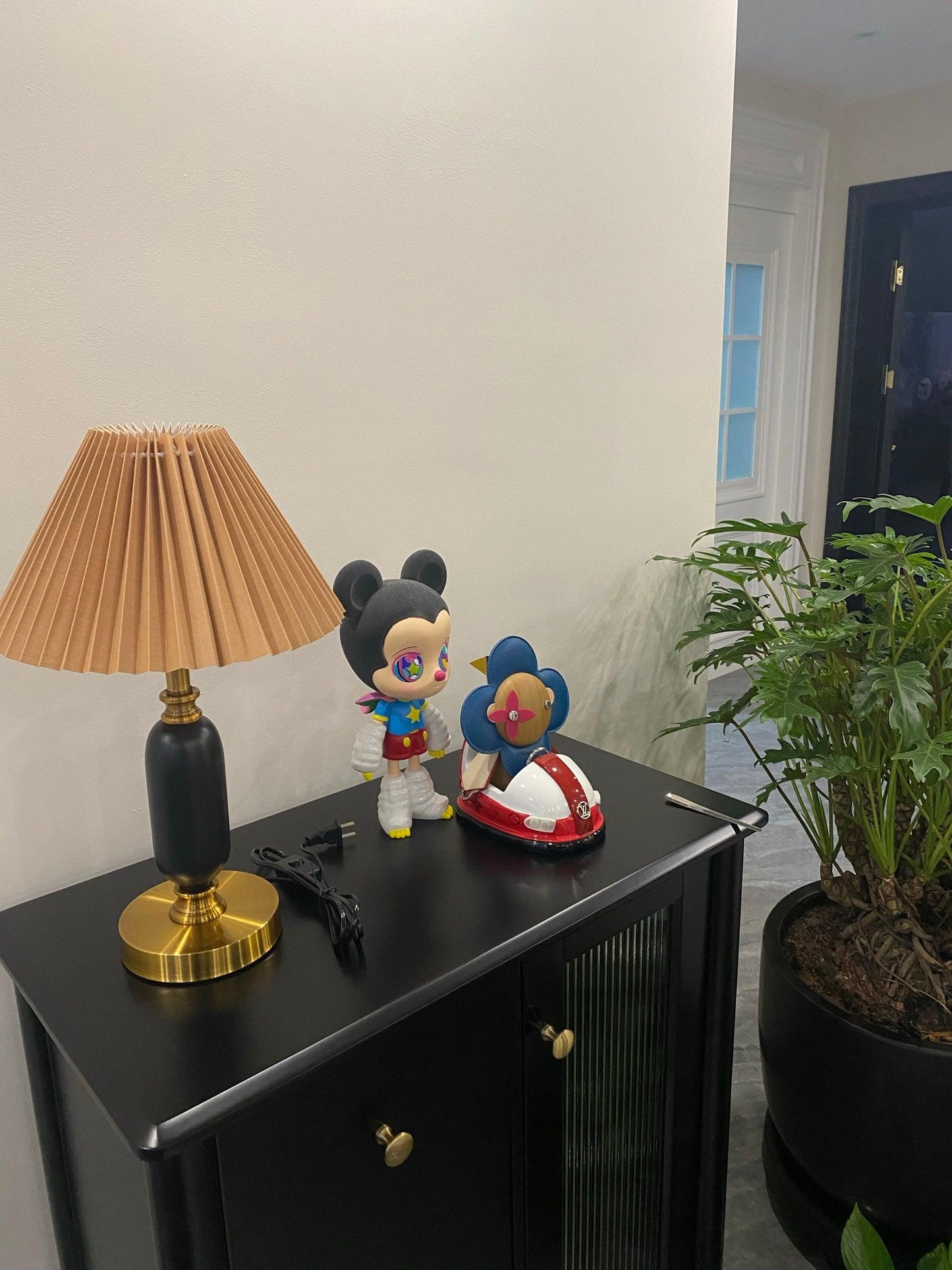 Classic Antique Table Lamp with Adjustable Brightness
