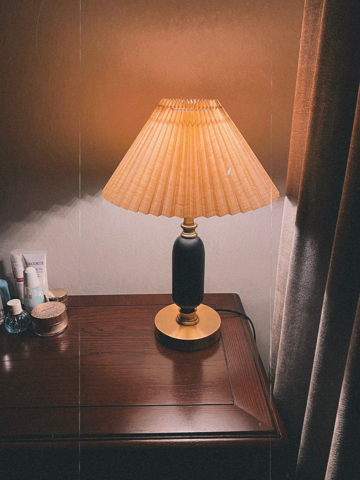 Classic Antique Table Lamp with Adjustable Brightness