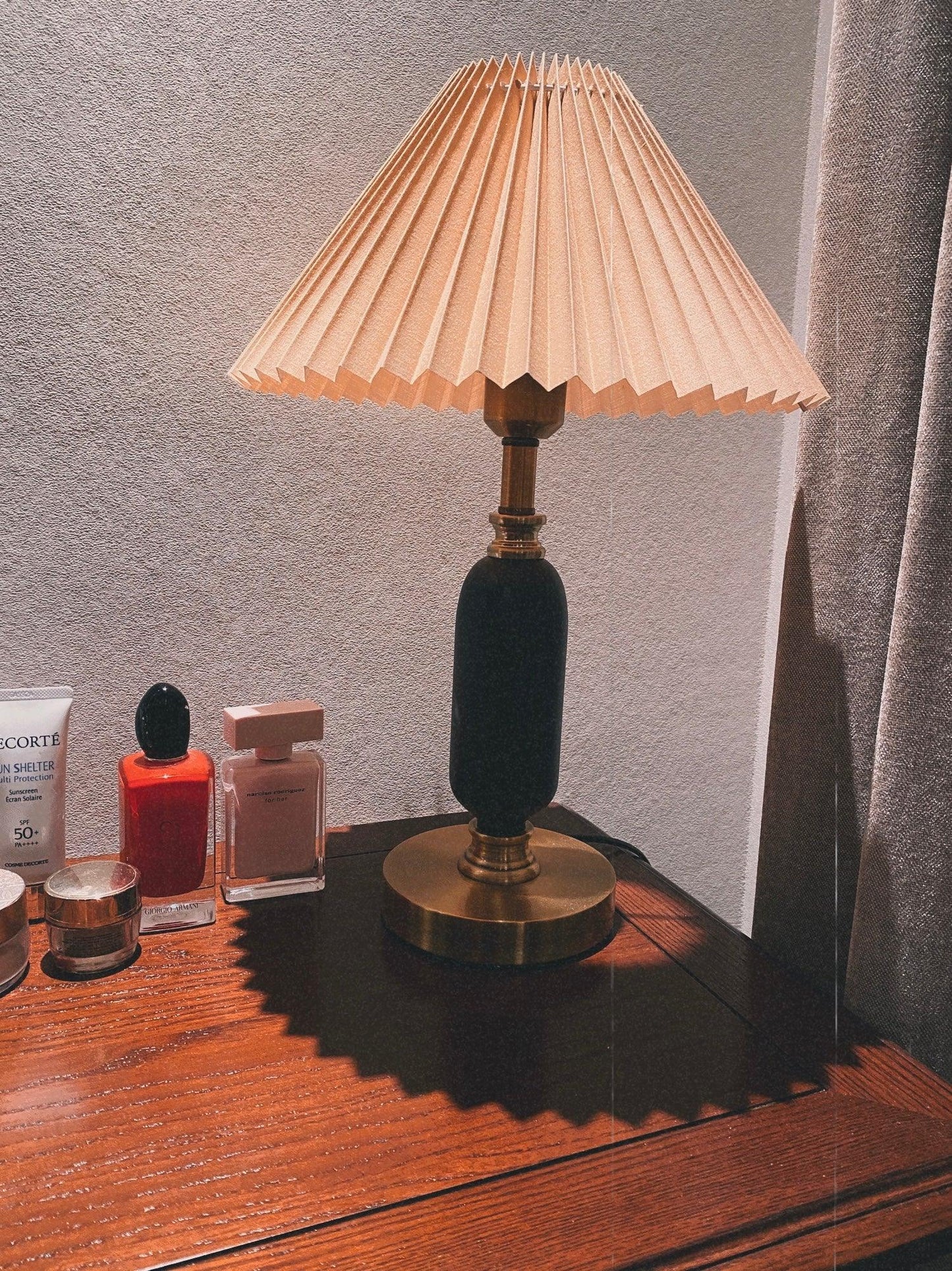 Classic Antique Table Lamp with Adjustable Brightness