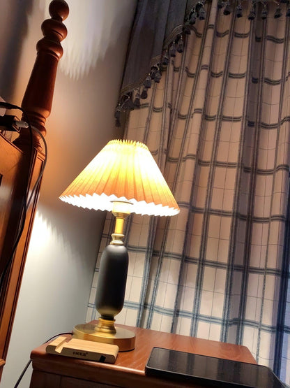 Classic Antique Table Lamp with Adjustable Brightness