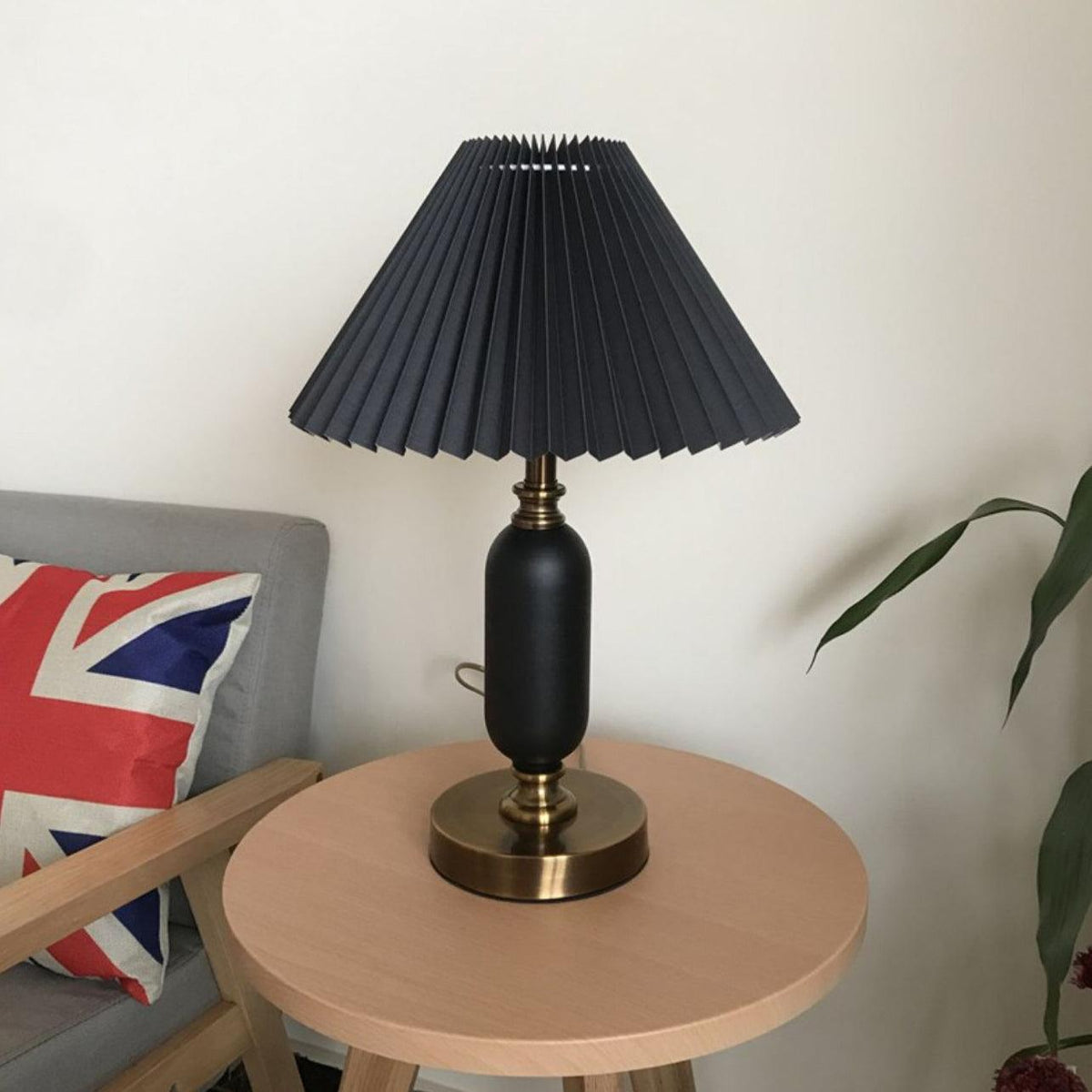 Classic Antique Table Lamp with Adjustable Brightness