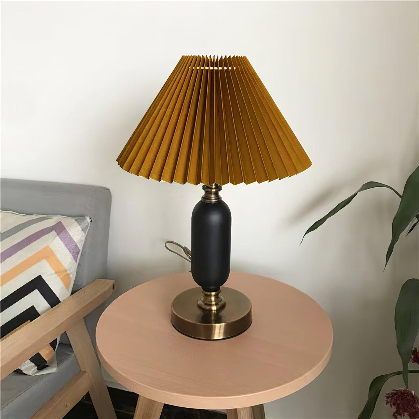 Classic Antique Table Lamp with Adjustable Brightness